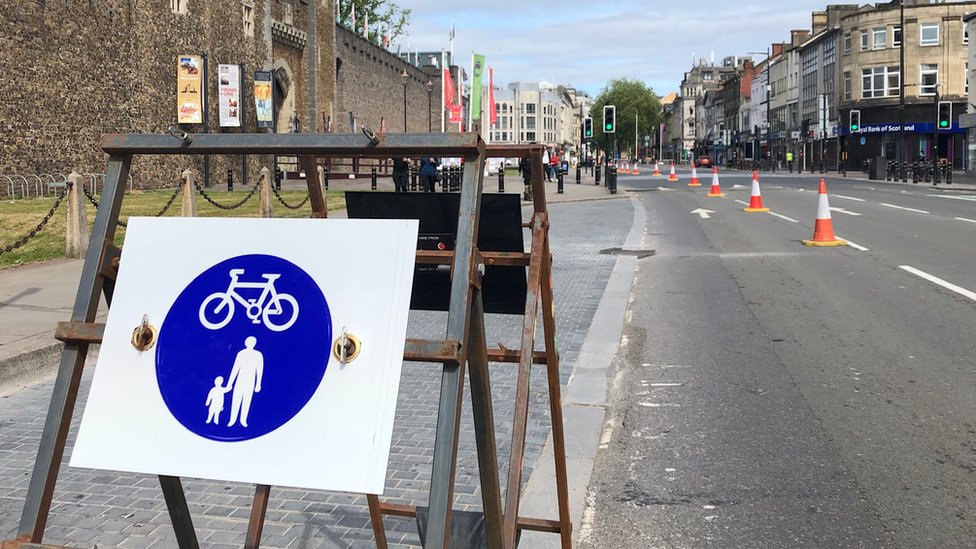 Знак для пешеходов и велосипедистов на временной полосе на Касл-стрит в Кардиффе