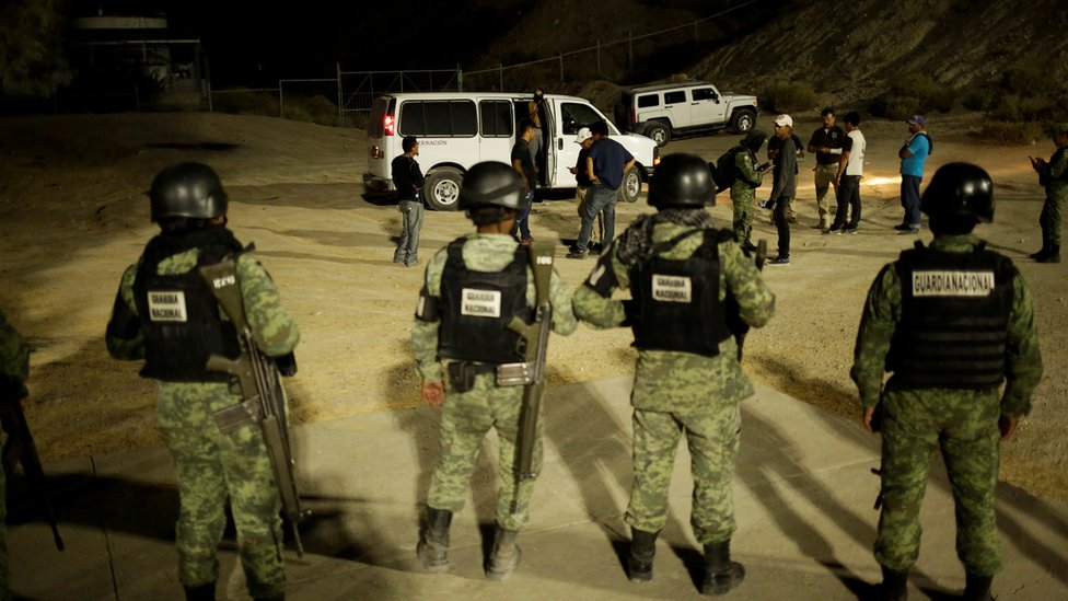 Policía mexicana detiene a un grupo de migrantes en Ciudad Juárez