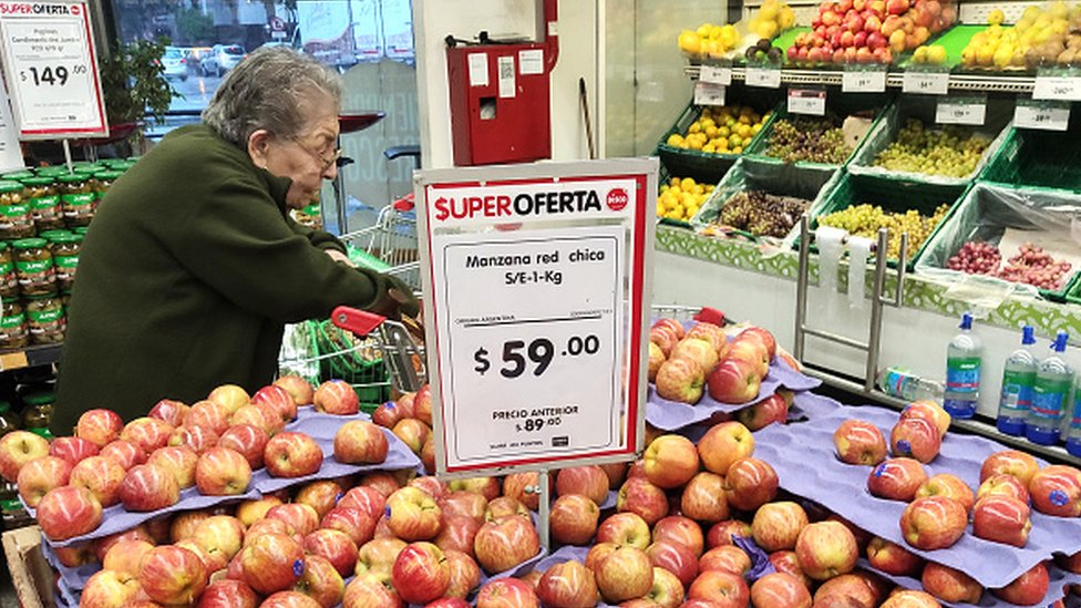Mujer mayor compra en un supermercado en Argentina.