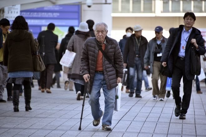 Yürüyen yaşlı bir Japon