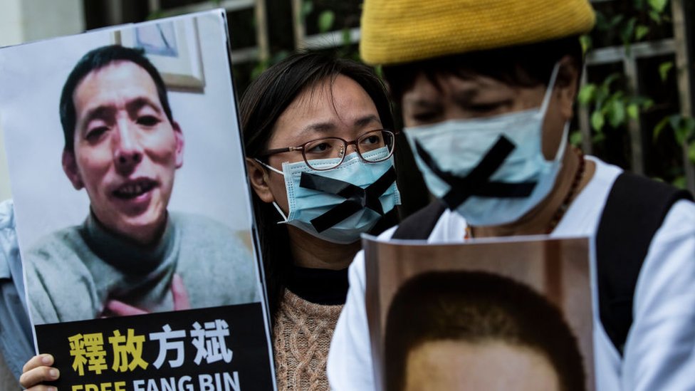 متظاهرون يحملون صورة "فانغ بين"