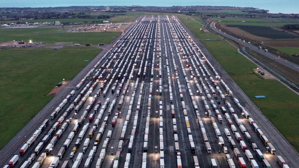 Els camions van aparcar a l’aeroport de Manston, a Kent, dimarts a la nit