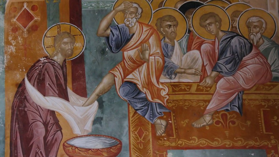 Obra que refleja el pasaje bíblico de Jesús lavándole los pies a sus discípulos