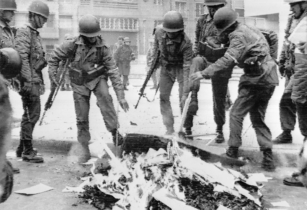 Soldados quemando libros en Chile