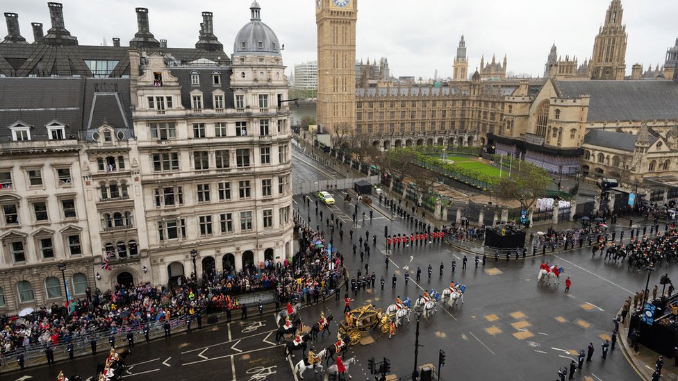 英國民眾在雨中迎來「國王遊行」