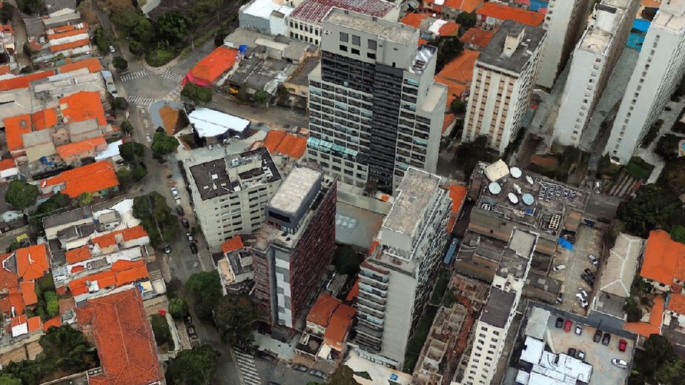 A casa de Therezinha em meio aos prédios, em imagem de satélite