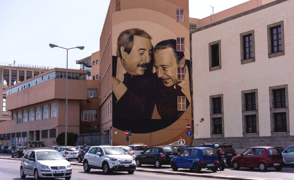 Palermo'da bir duvar resmi 1992'de mafya tarafından öldürülen yargıçlar Falcone (solda) ve Paolo Borsellino'yı gösteriyor