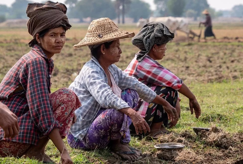 ثلاث نساء في ميانمار