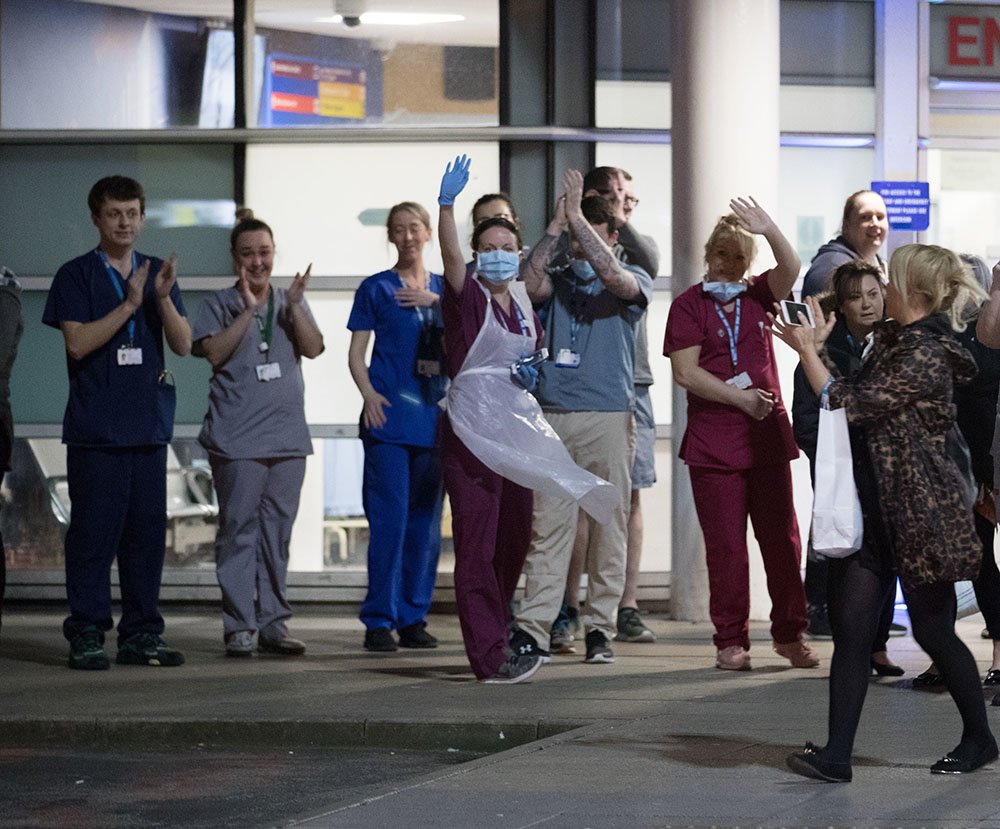 Персонал больницы Королевского Ливерпульского университета аплодирует