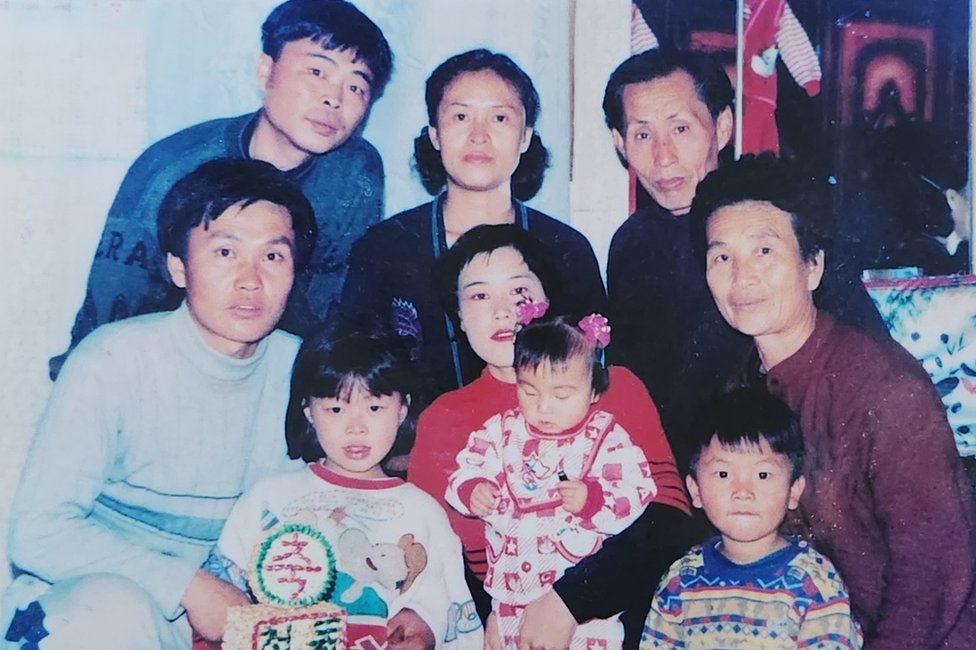 سونغمي عندما كانت طفلة صغيرة مع والديها وبقية أفراد الأسرة