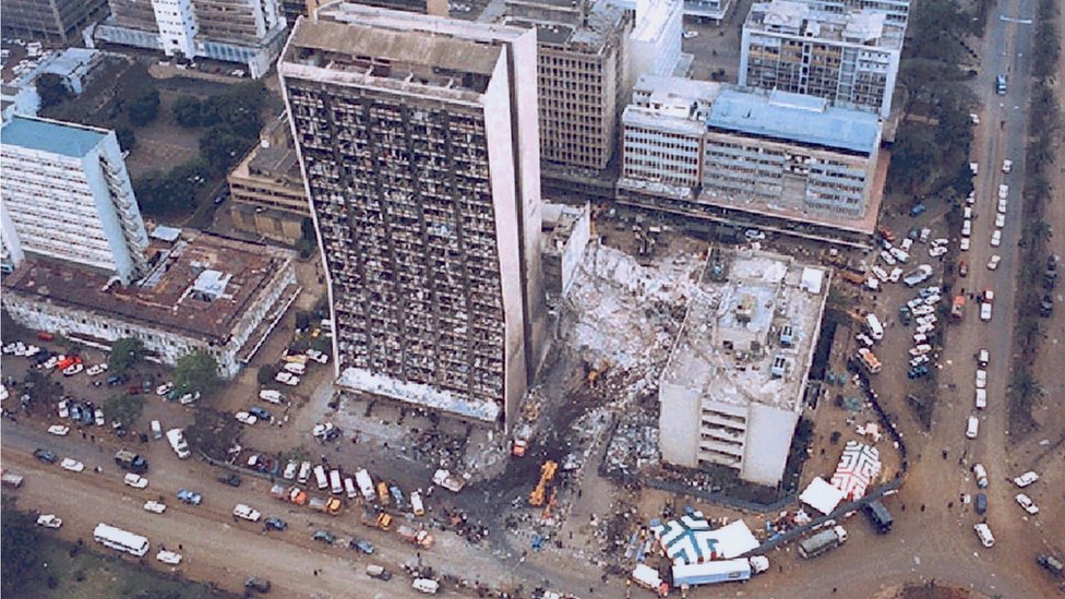 La explosión dañó la embajada estadounidense y destruyó al edificio aledaño. Vista aérea de los daños provocados por el atentado en Nairobi.