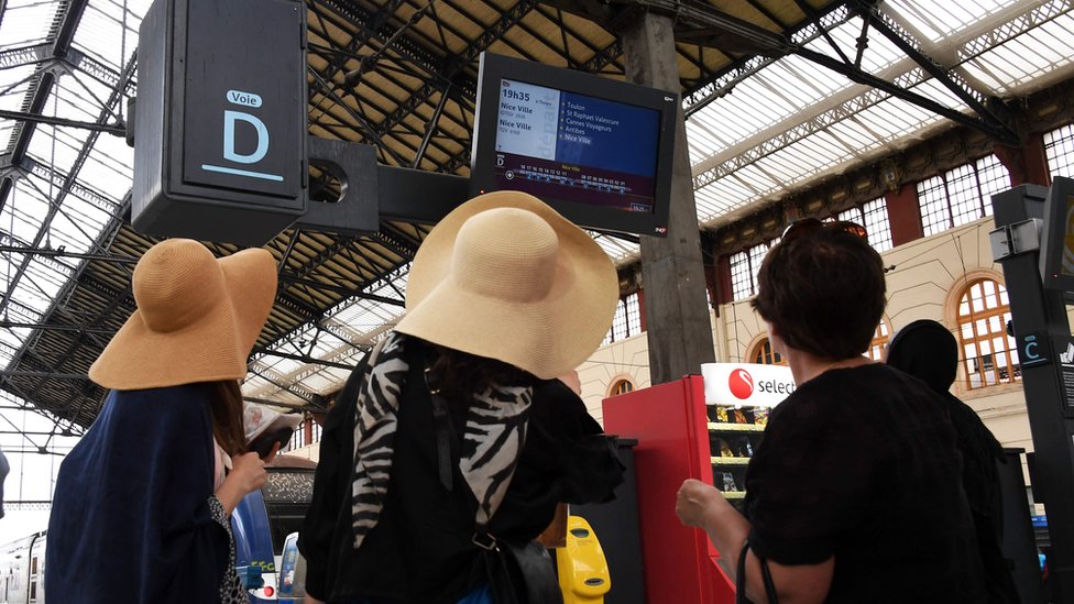 Пассажиры смотрят на информационный экран на вокзале Сен-Шарль в Марселе, юго-восток Франции, 31 мая 2016 г.