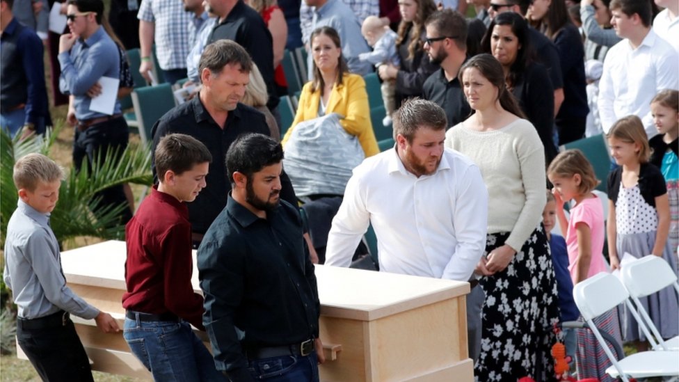 Останки 43-летней Дауны Лэнгфорд и ее сыновей Тревора Рогана похоронены на кладбище в Ла Мора, Сонора, Мексика, 7 ноября 2019 г.