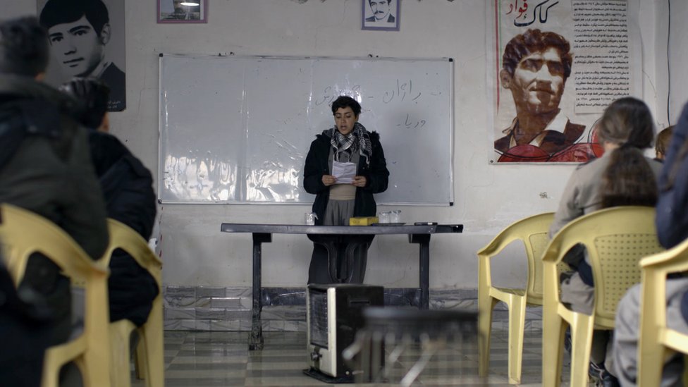عضوة كوملة أجين تقرأ قصيدة في قاعدتهما في كردستان العراق