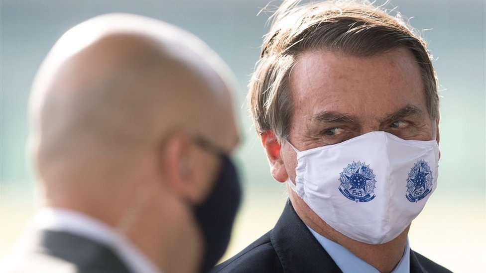 Bolsonaro de máscara em área externa em Brasília