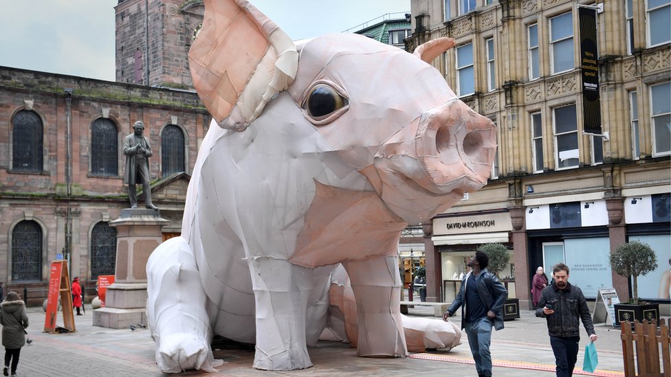 Chinese New Year: Pigs, dragons and pandas on England's streets - BBC News