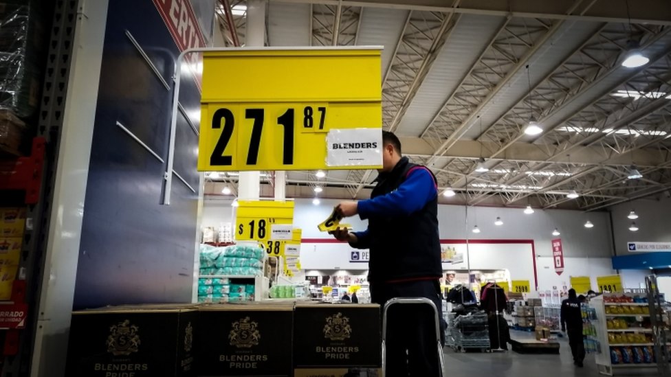 Сотрудник супермаркета меняет ценники на продукты из-за инфляции в Буэнос-Айресе, Аргентина, 14 августа 2019 г.