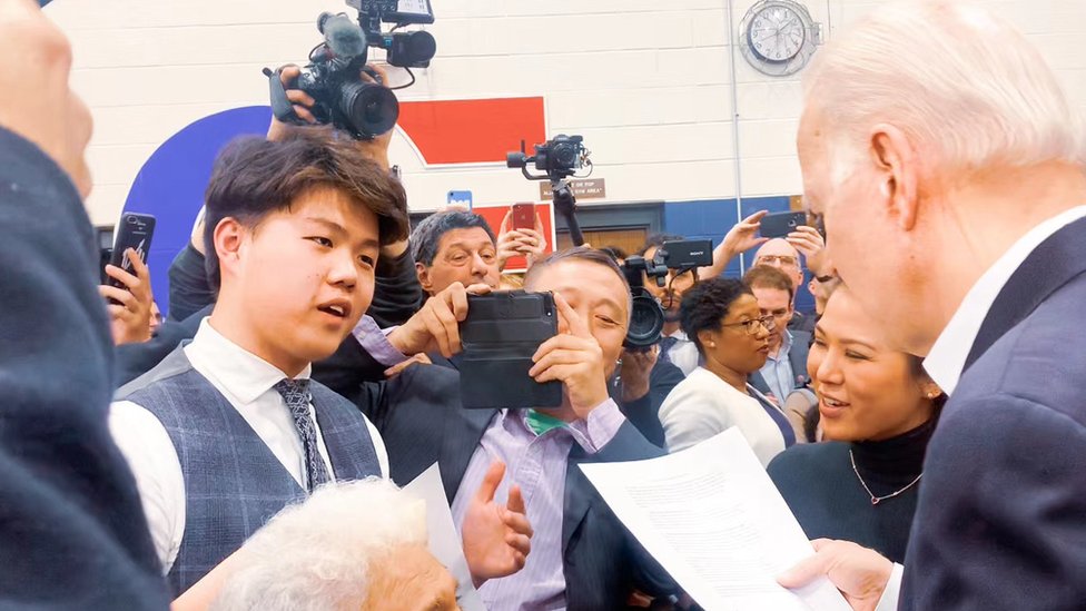 Китайский студент Стивен Ху встречает кандидата в президенты Джо Байдена.