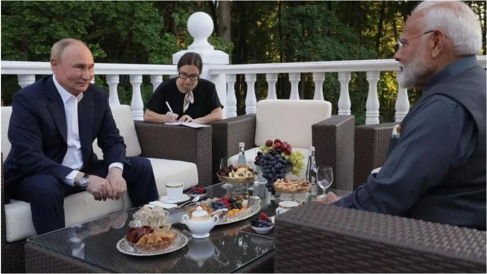 普京在莫斯科郊外的官邸歡迎莫迪並舉行非正式會議。