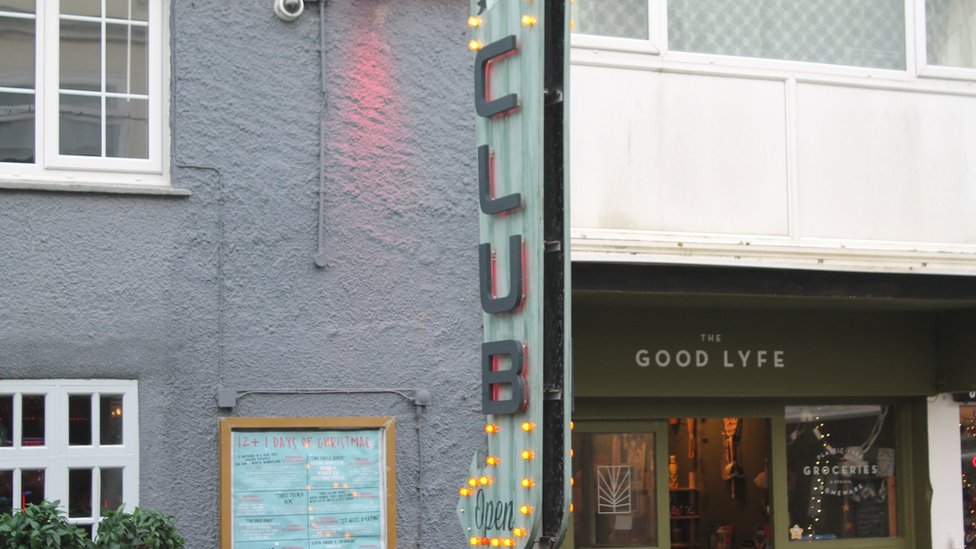 Бары и клубы Ньюквея теперь соседствуют с ресторанами и магазинами этичной еды