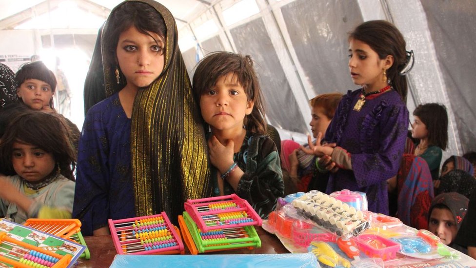 NO USAR, BBC Grupo de niñas estudiantes en una instalación subvencionada por la ONU en Jalalabad, Afganistán oriental