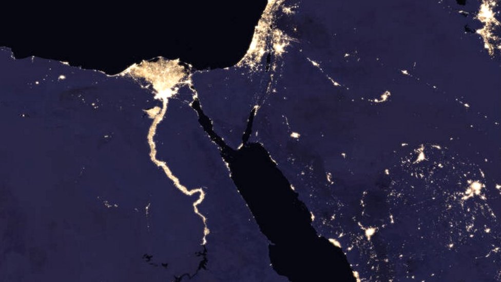Составное изображение реки Нил и окрестностей в ночное время в 2016 году (c) изображения NASA Earth Observatory, сделанные Джошуа Стивенсом с использованием данных VIIRS Suomi NPP, полученных от Мигеля Романа, Центра космических полетов имени Годдарда НАСА