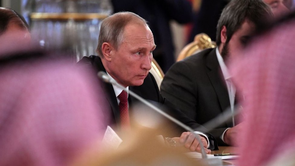 Para algunos analistas, el objetivo de Moscú con la visita del monarca saudita es mostrar el éxito de la intervención rusa en Siria. Putin