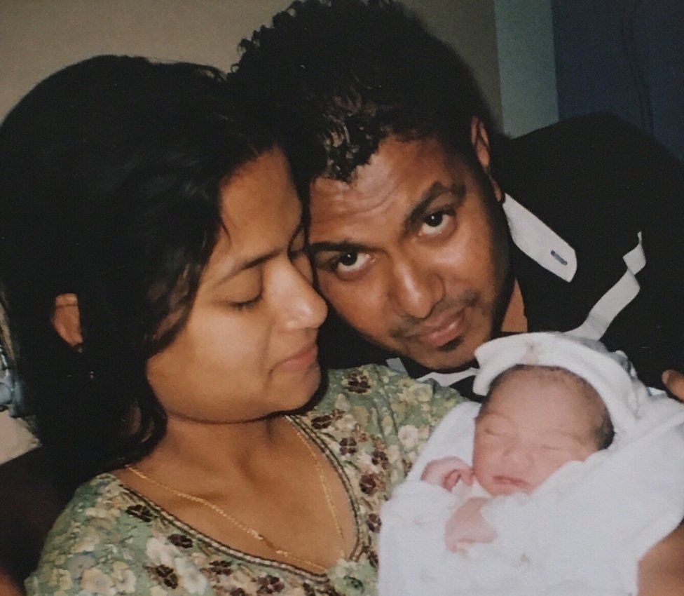 Рияд Али с родителями, когда он родился