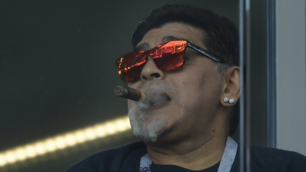 Maradona fumando un habano.