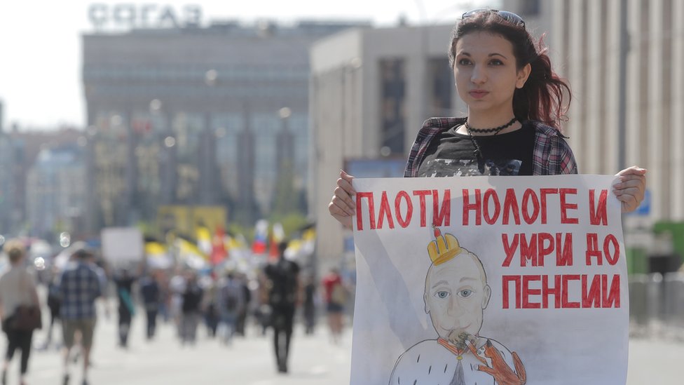 Demonstratorka drži transparent na protestima u Moskvi