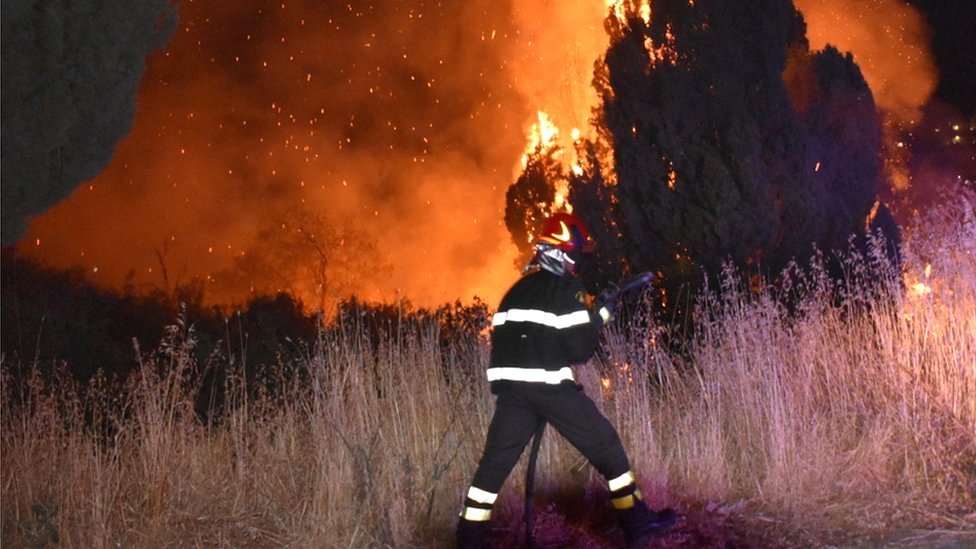Bomberos luchando contra las llamas en Soprana, Italia, el 10 de agosto de 2021.