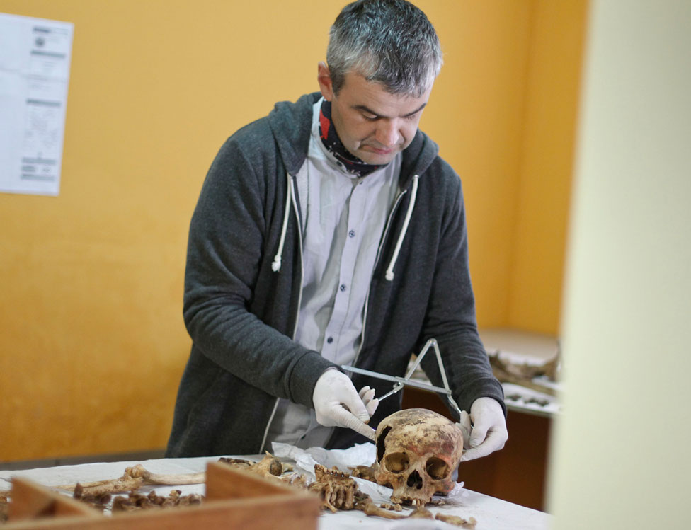 El hallazgo de la Reina Wari fue liderado por el arqueólogo polaco Milosz Giersz y su par peruano Roberto Pimentel Nita. Esqueleto hallado en El Castillo de Huarmey
