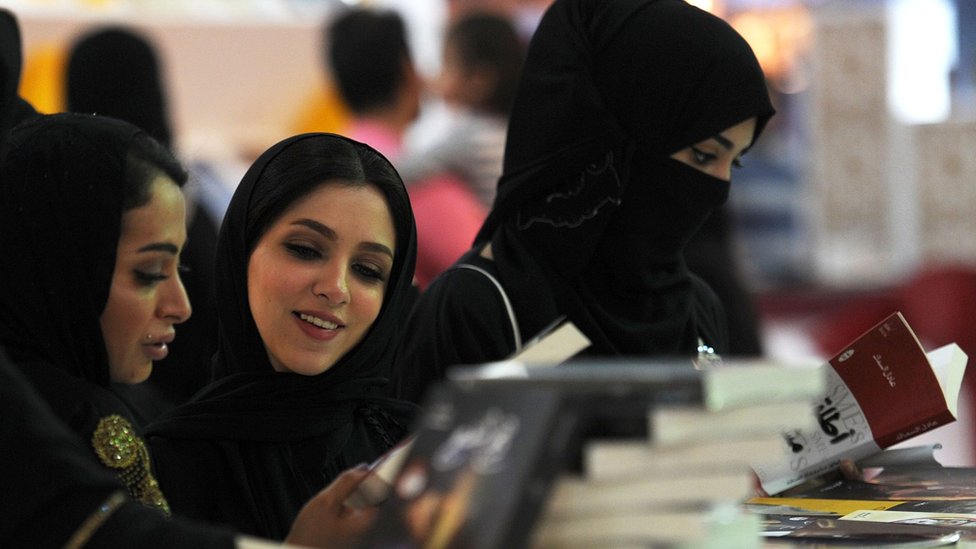 سعوديات في معرض جدة الدولي للكتاب
