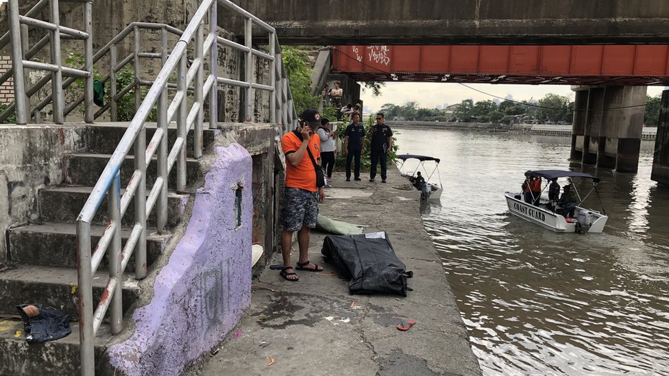 Сотрудники береговой охраны с найденным телом в Маниле