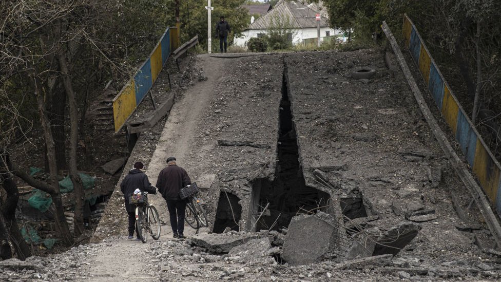 Personas inspeccionando un puente colapsado en los conflictos entre las fuerzas rusas y ucranianas en la ciudad liberada de Balakliya en el sureste del óblast de Járkiv.