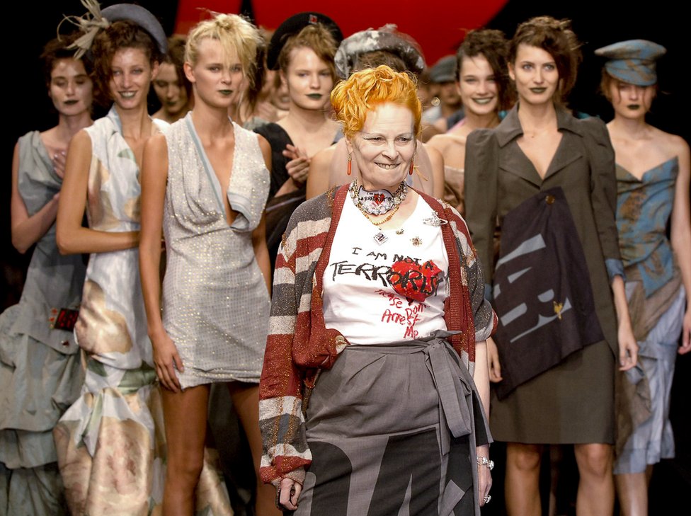 Vivienne Westwood camina por la pasarela durante el desfile de moda Primavera/Verano 2006 como parte de la Semana de la Moda de París el 4 de octubre de 2005.