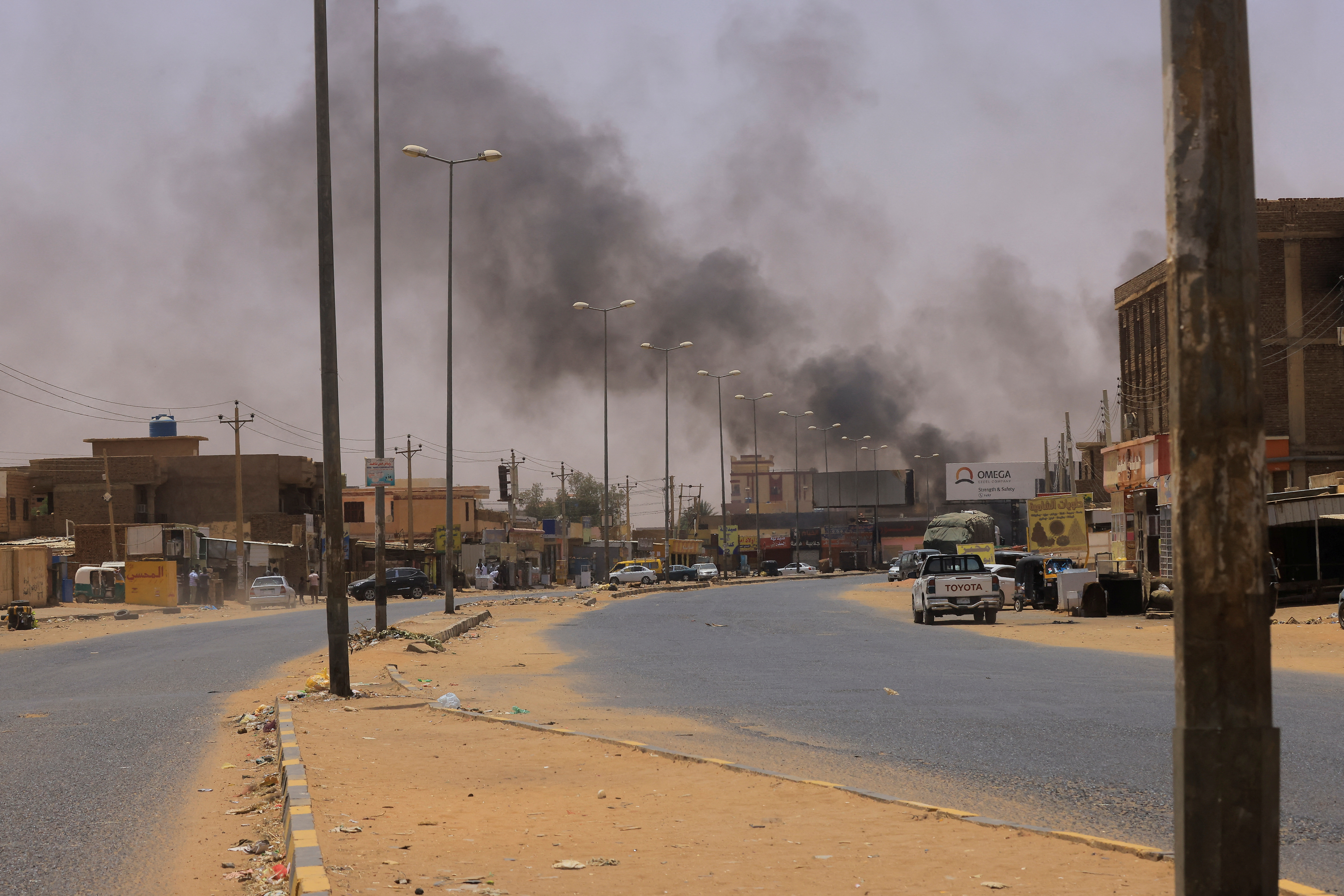 اشتباكات السودان: البرهان وحميدتي من صداقة متينة إلى مواجهة عسكرية 2 الدخان يتصاعد في أم درمان، بالقرب من جسر حلفايا، خلال اشتباكات بين قوات الدعم السريع شبه العسكرية والجيش
