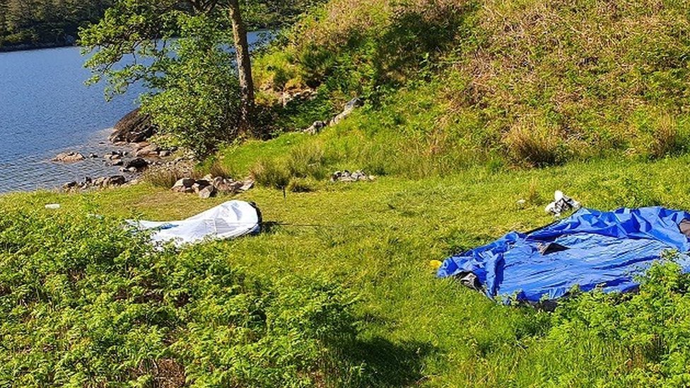 Заброшенные палатки на озере Лох-Аркаиг в Лохабере