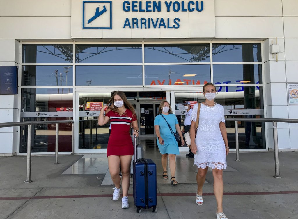 Antalya'ya gelen turistler.