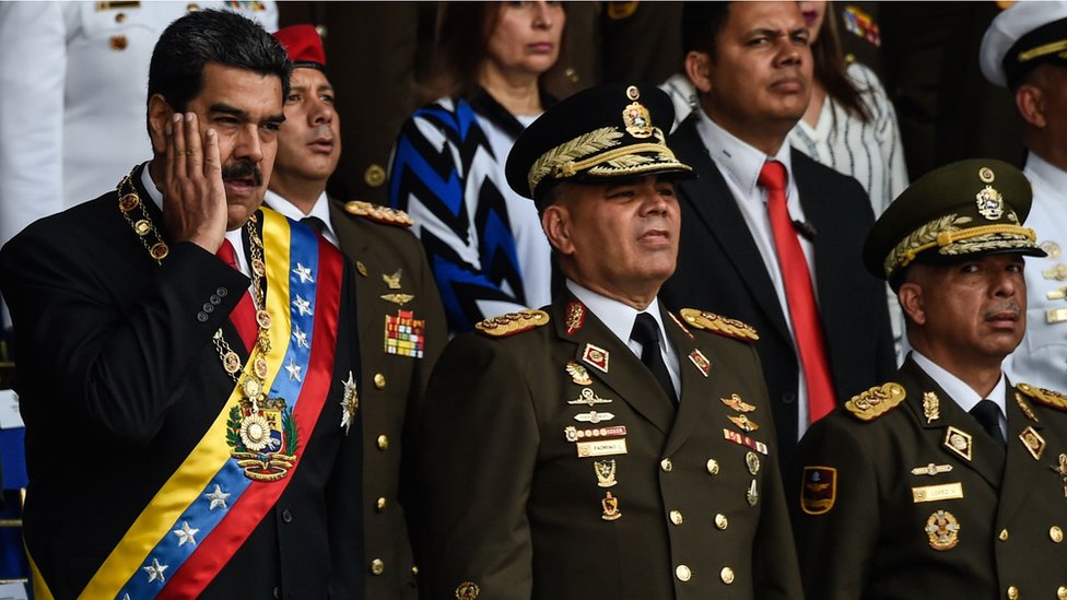 Г-н Мадуро жестикулирует во время церемонии в Каракасе - 4 августа