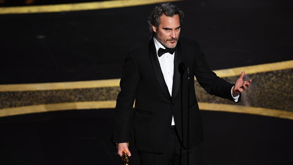 2019'un en çok konuşulan filmlerinden Joker ile Pazar gecesi en iyi erkek oyuncu Oscar'ını kazanan Joaquin Phoenix teşekkür konuşmasını 1993 yılında hayatını kaybeden ağabeyi River Phoenix'ın şarkı sözleriyle bitirdi.