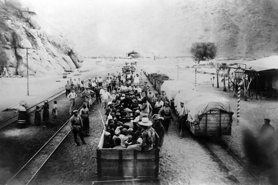 Tutsakları toplama kampına götüren bir tren. (1904)