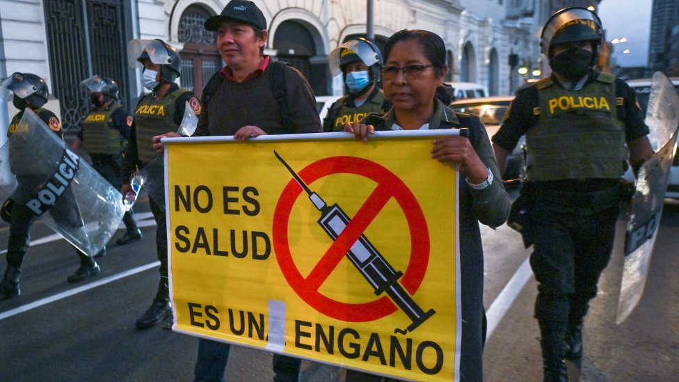 Protesta antivacunas en Lima, Perú.