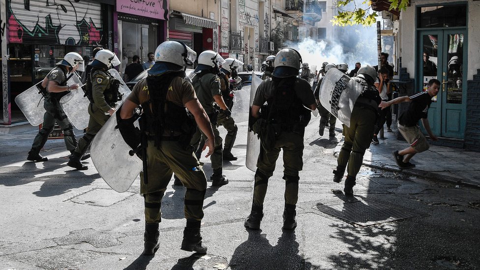 Столкновения протестующих с полицией в Экзархии.