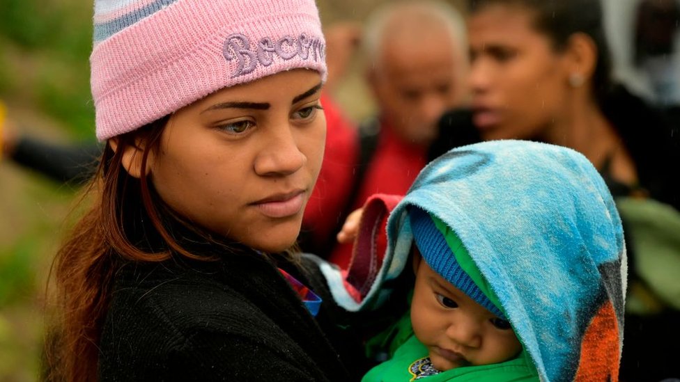Madre venezolana con su hijo en Colombia