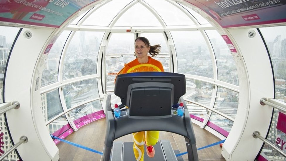 Салли Орандж, призер Олимпийских игр 2016 года в Орландо и обладатель рекорда Гиннеса, завершила виртуальный Лондонский марафон 2020 года на беговой дорожке внутри капсулы London Eye
