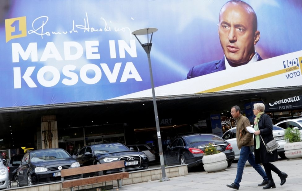 Рекламный щит изображает Рамуша Харадиная, лидера Альянса за будущее Косово (AAK) в Приштине