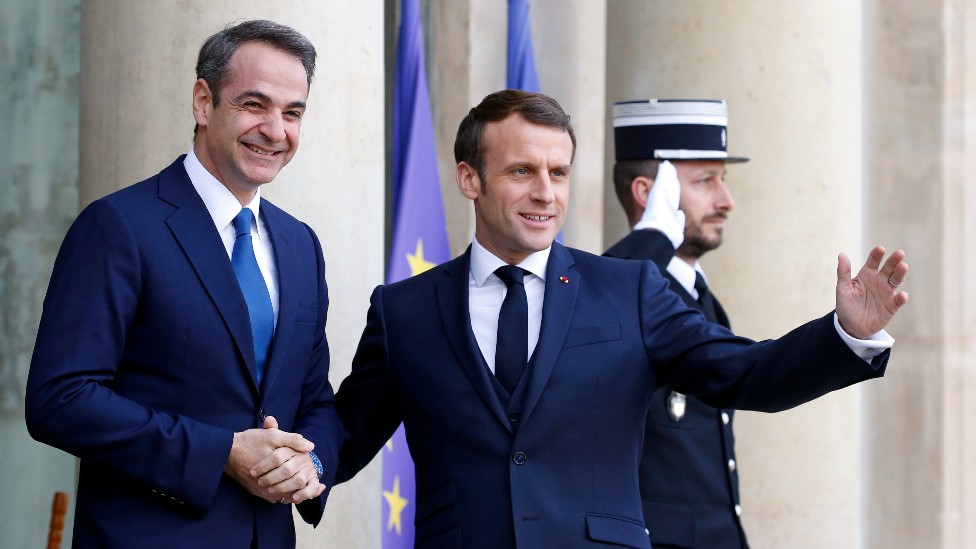 El primer ministro griego Kyriacos Mitsotakis y el presidente francés Emmanuel Macron.