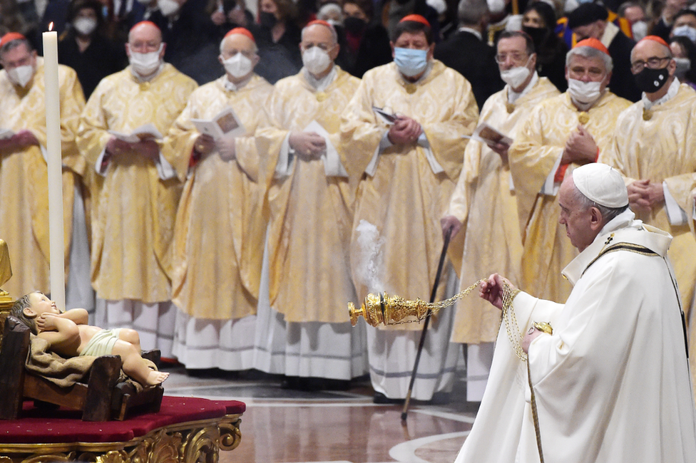 平安夜羅馬天主教宗方濟各主持的聖誕彌撒因新冠疫情而比往常提前舉行