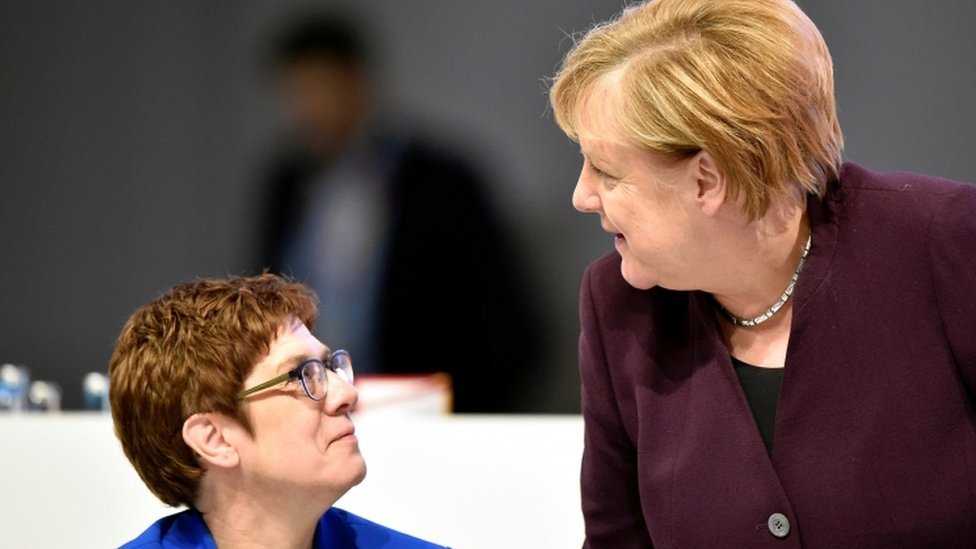 Ангела Меркель беседует с председателем партии Аннегрет Крамп-Карренбауэр во время партийного съезда Христианско-демократического союза (ХДС) в Лейпциге